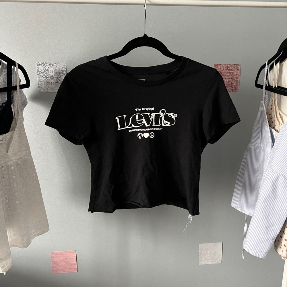 Black Levi’s baby tee